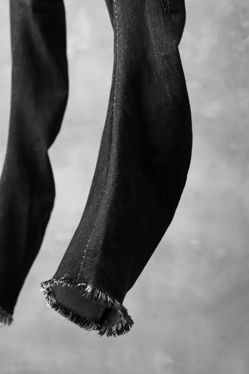 masnada SCAR STITCHED TWIST SKINNY PANT / CONTRAST DENIM (BLACK) - Image 18