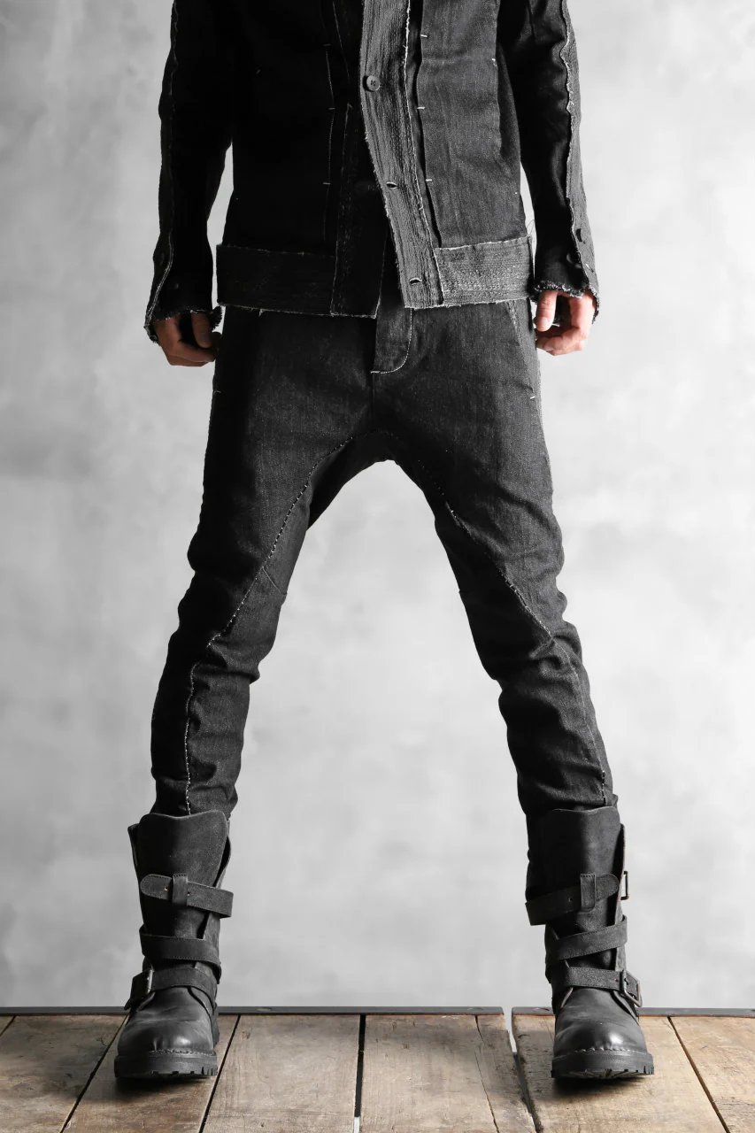 masnada SCAR STITCHED TWIST SKINNY PANT / CONTRAST DENIM (BLACK) - Image 21