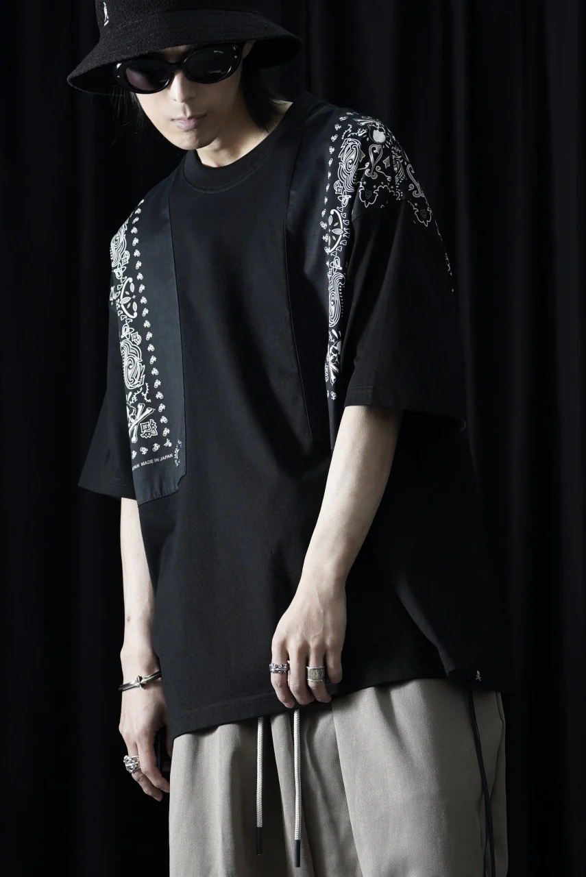 mastermind JAPAN BANDANA SS TEE / BOXY FIT (BLACK x BLACK) - Image 11