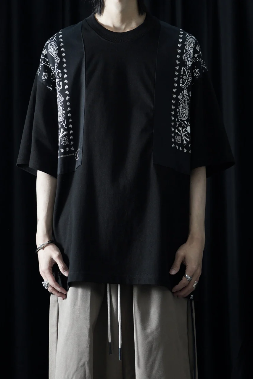mastermind JAPAN BANDANA SS TEE / BOXY FIT (BLACK x BLACK) - Image 2