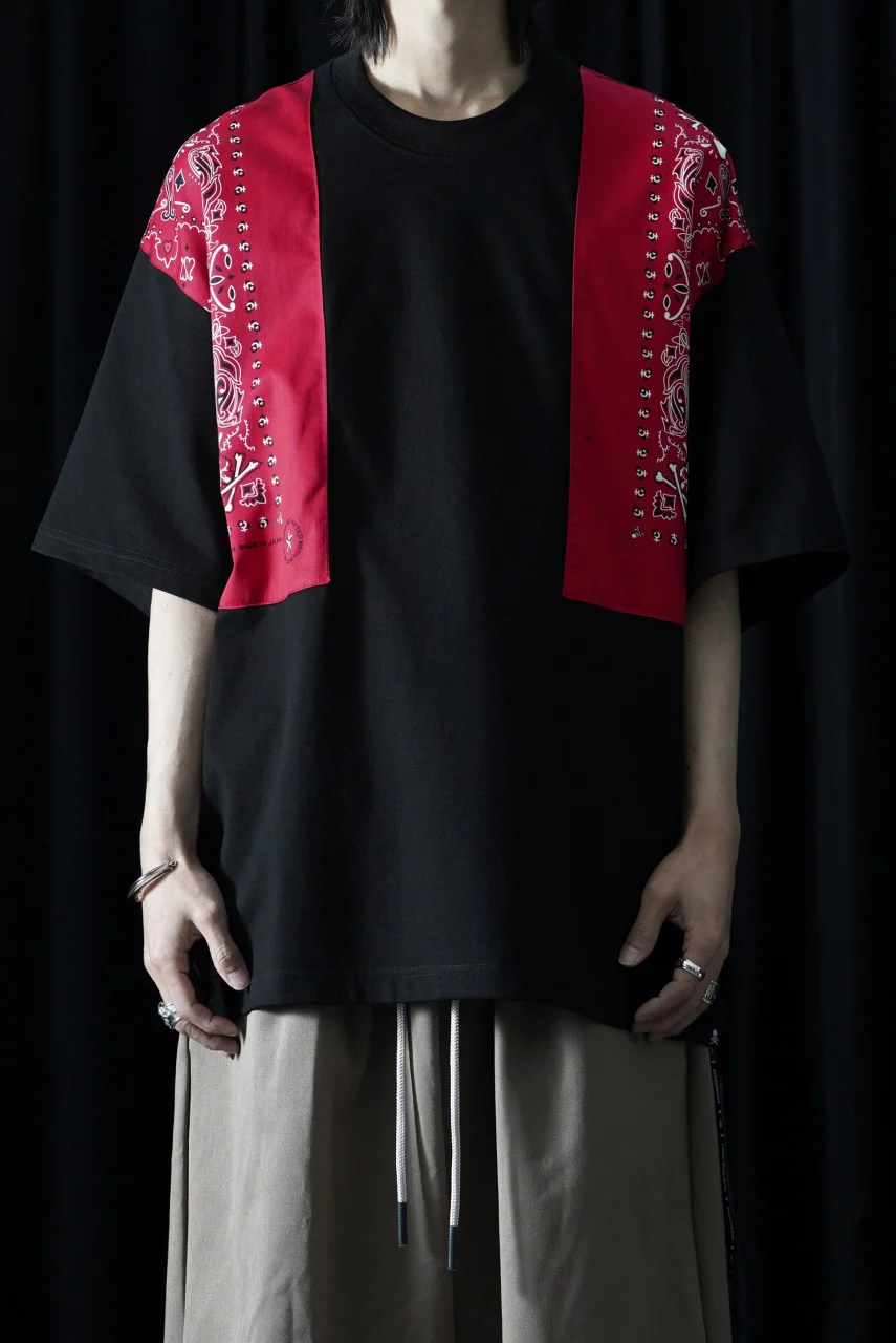 mastermind JAPAN BANDANA SS TEE / BOXY FIT (BLACK x RED) - Image 2