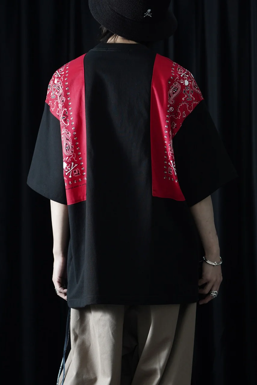 mastermind JAPAN BANDANA SS TEE / BOXY FIT (BLACK x RED) - Image 3