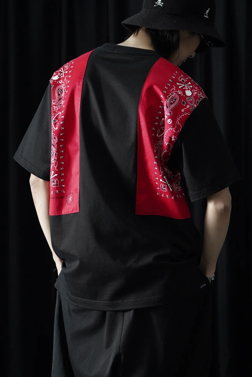 mastermind JAPAN BANDANA SS TEE / REGULAR FIT (BLACK x RED) - Image 3