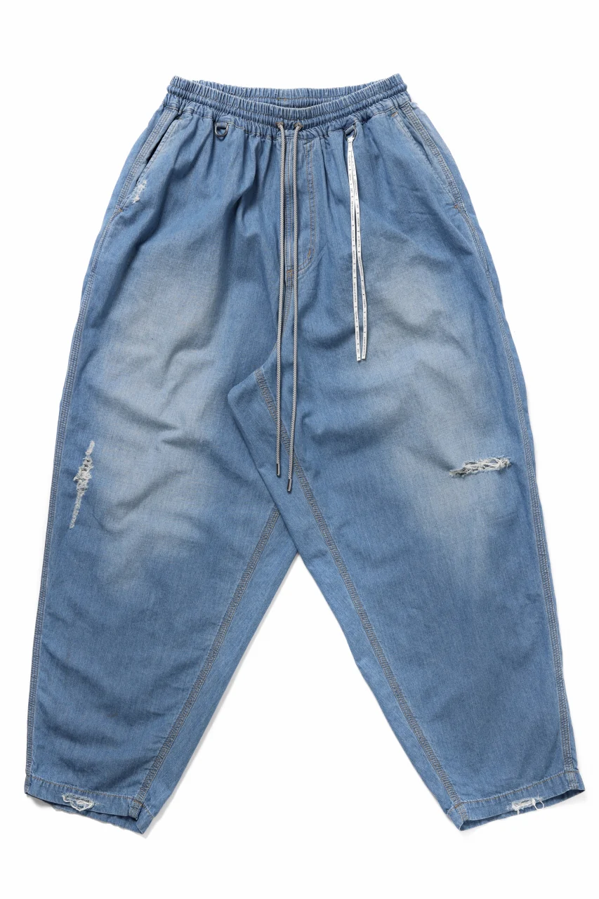 mastermind JAPAN DISTRESSED WIDE EASY DENIM PANTS (INDIGO) - Image 5