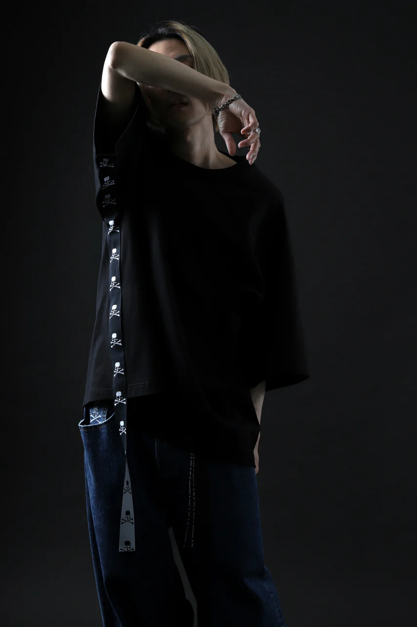 mastermind JAPAN TAPE DETAIL BOXYFIT T-SHIRT (BLACK) - Image 22
