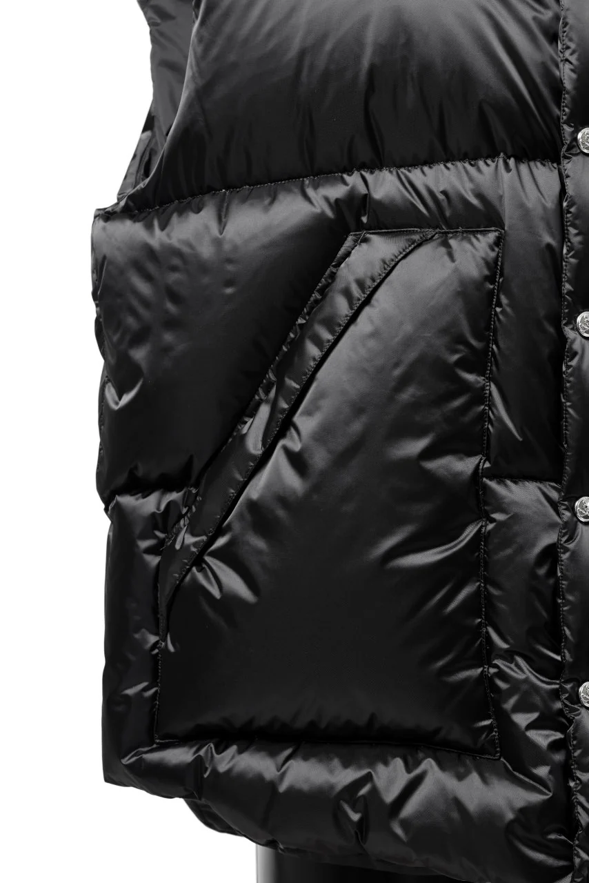 mastermind WORLD HIGH NECK DOWN VEST / KAWADA DOWN® (BLACK) - Image 11