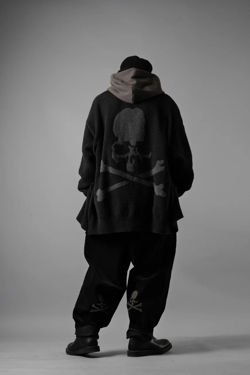 MASTERMIND WORLD LOUNGE CARDIGAN / SOFTLY BOA FLEECE (BLACK x CHARCOAL) - Image 13