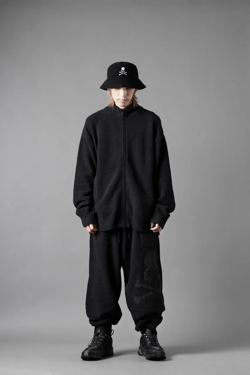 MASTERMIND WORLD LOUNGE LONG PANTS / SOFTY BOA FLEECE (BLACK x CHARCOAL) - Image 11