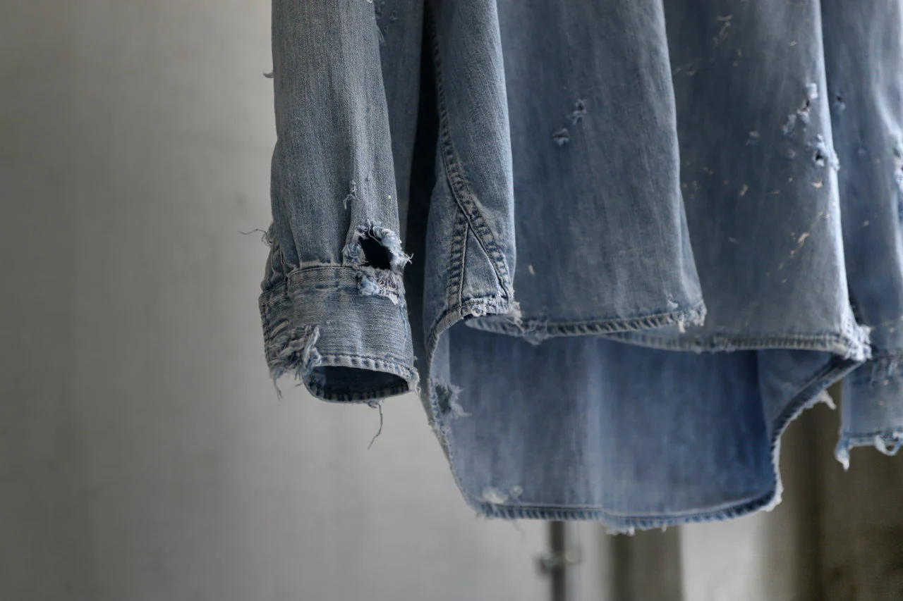 RESURRECTION HANDMADE distressed triple-stitch denim shirt (LIGHT BLUE) - Image 31