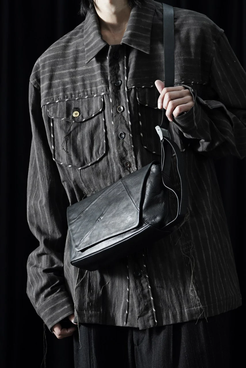 werkschwarz exclusive FLAP BAG 43w / PULL UP COW LEATHER (BLACK) - Image 10