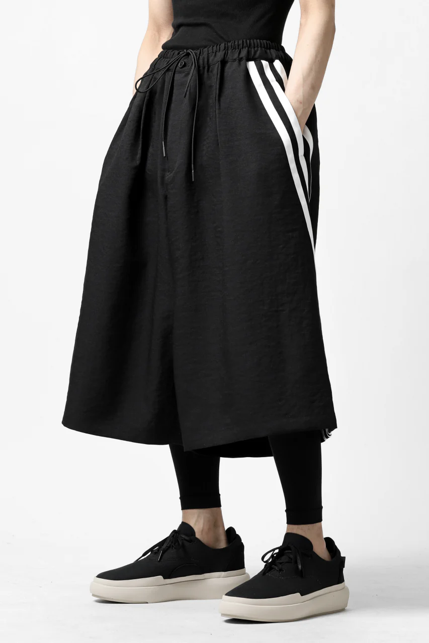 Y-3 Yohji Yamamoto ELEGANT THREE STRIPES SARROUEL-SHORTS (BLACK) - Image 10