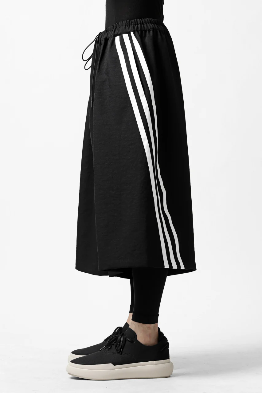 Y-3 Yohji Yamamoto ELEGANT THREE STRIPES SARROUEL-SHORTS (BLACK) - Image 11