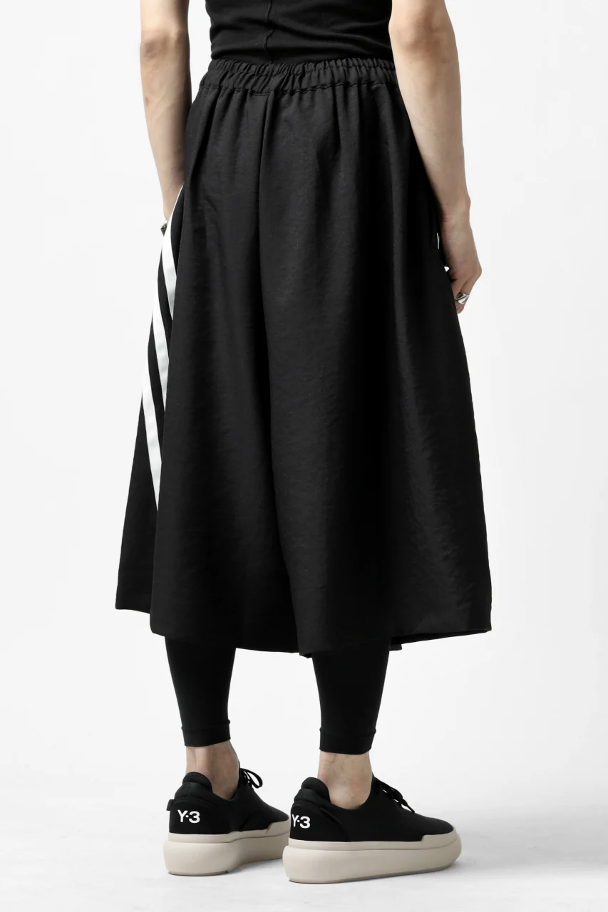 Y-3 Yohji Yamamoto ELEGANT THREE STRIPES SARROUEL-SHORTS (BLACK) - Image 13