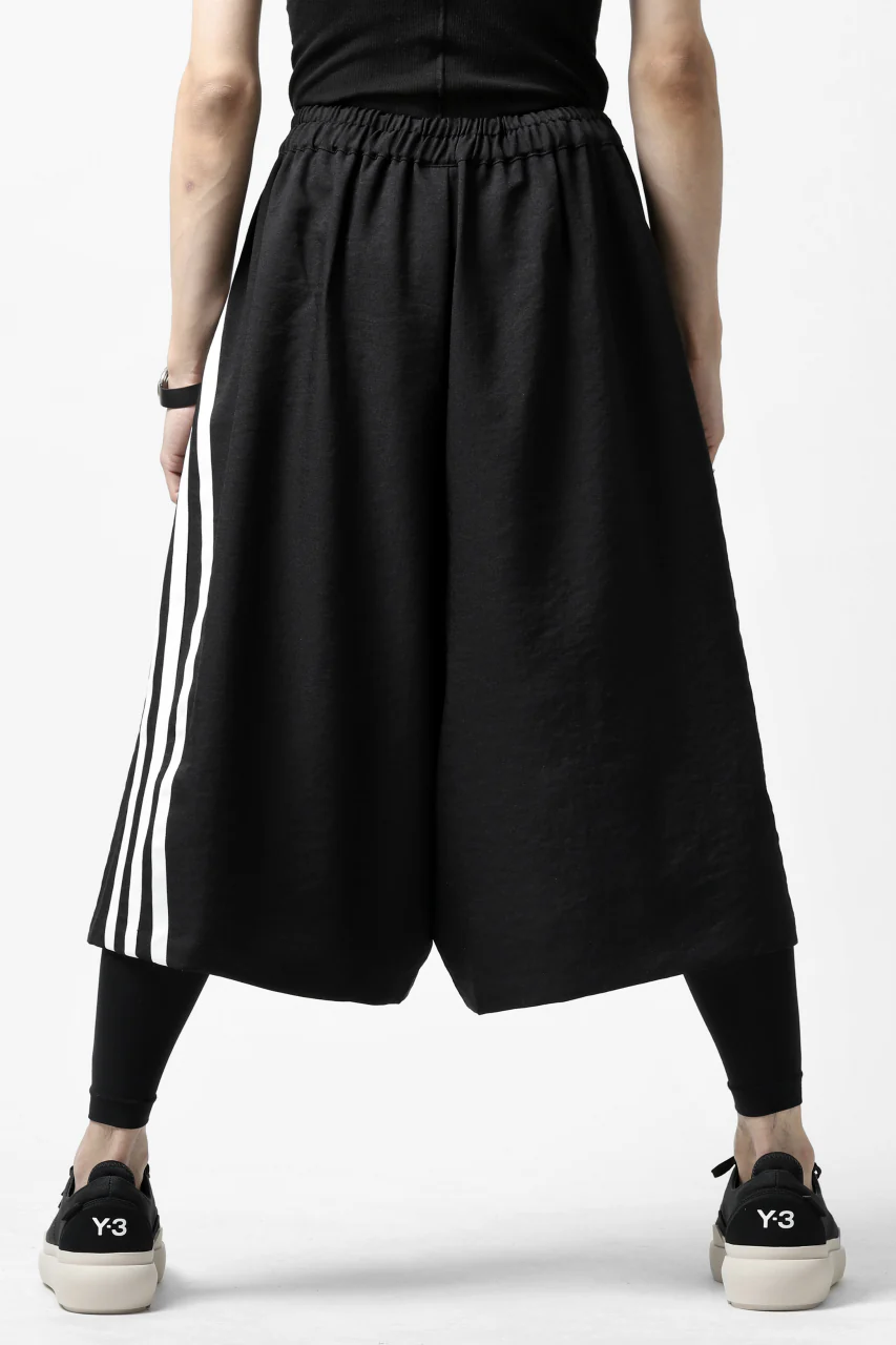 Y-3 Yohji Yamamoto ELEGANT THREE STRIPES SARROUEL-SHORTS (BLACK) - Image 14