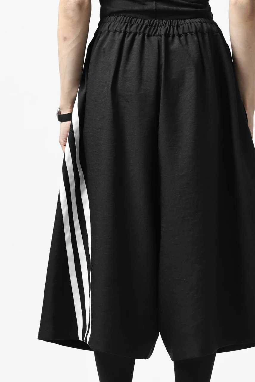 Y-3 Yohji Yamamoto ELEGANT THREE STRIPES SARROUEL-SHORTS (BLACK) - Image 28